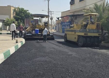 عملیات آسفالت خیابان حاج غفوری شهر قدیم لار با مساحت ۱۵۰۰ متر مربع اجرا شد