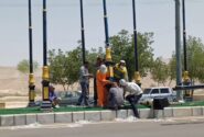 عملیات تعویض پایه پرچم های سطح شهر لطیفی در حال اجرا است/ پرچم های اهتزازی لوگوی شهرداری لطیفی بروز شدند