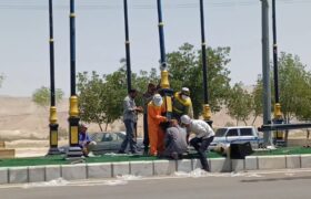 عملیات تعویض پایه پرچم های سطح شهر لطیفی در حال اجرا است/ پرچم های اهتزازی لوگوی شهرداری لطیفی بروز شدند