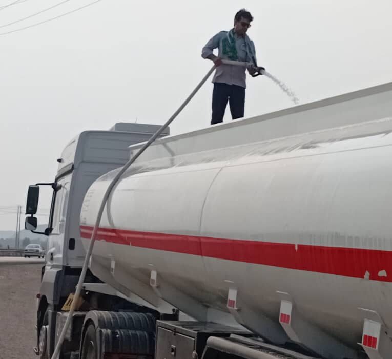 شهرداری لطیفی/ عملیات خنک‌سازی تریلر تانکر حامل مواد اشتعال زا در ورودی شهر لطیفی