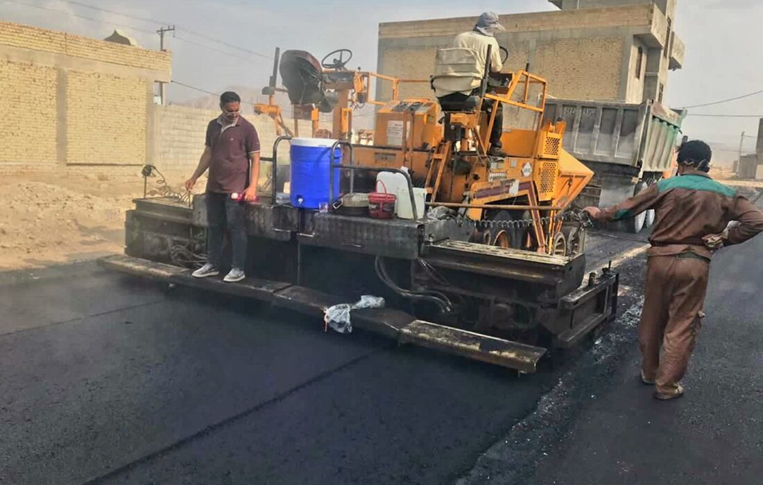 شهرداری لطیفی/ پروژه آسفالت ۱۴۰۴ شهر لطیفی کلید خورد