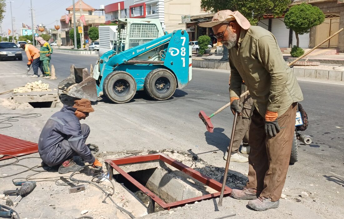 شهرداری لطیفی/ در حال انجام است: ساخت و نصب ۱۳ عدد دریچه بازدید جدول آب