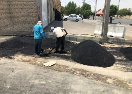 شهرداری لطیفی/ آغاز لکه گیری آسفالت معابر شهر لطیفی در کنار پروژه آسفالت