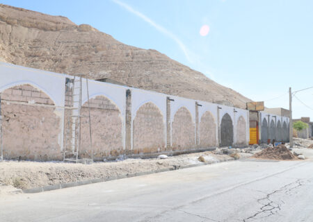 اجرای طرح جداره‌سازی ورودی شهر لار با هدف زیباسازی و هماهنگی با بافت تاریخی