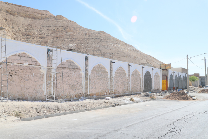 اجرای طرح جداره‌سازی ورودی شهر لار با هدف زیباسازی و هماهنگی با بافت تاریخی