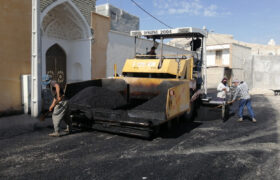 بهسازی معابر در لار؛ اجرای عملیات آسفالت در حاشیه شرقی خیابان مدرس جنوبی