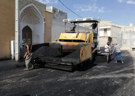 بهسازی معابر در لار؛ اجرای عملیات آسفالت در حاشیه شرقی خیابان مدرس جنوبی