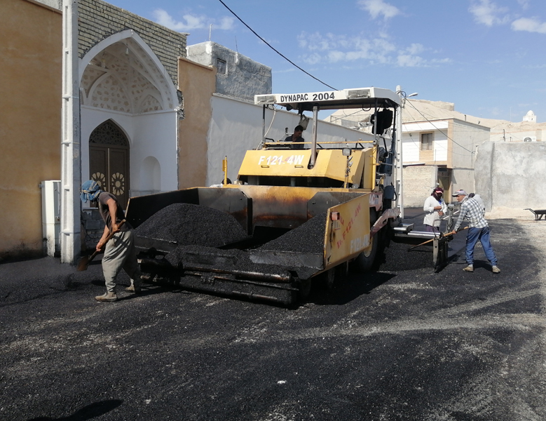 بهسازی معابر در لار؛ اجرای عملیات آسفالت در حاشیه شرقی خیابان مدرس جنوبی