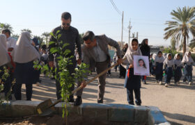 غرس ۲۴ نهال به یاد شهدای دانش‌آموز در لارستان / تداوم یاد شهیدان با شکوفه‌های امید