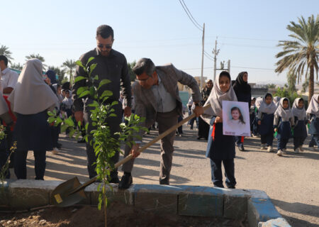 غرس ۲۴ نهال به یاد شهدای دانش‌آموز در لارستان / تداوم یاد شهیدان با شکوفه‌های امید