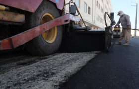 آغاز عملیات قیرپاشی و آسفالت خیابان‌های شهید علی‌اصغر پرنیان برای تسهیل تردد و ارتقای سیمای شهری لار