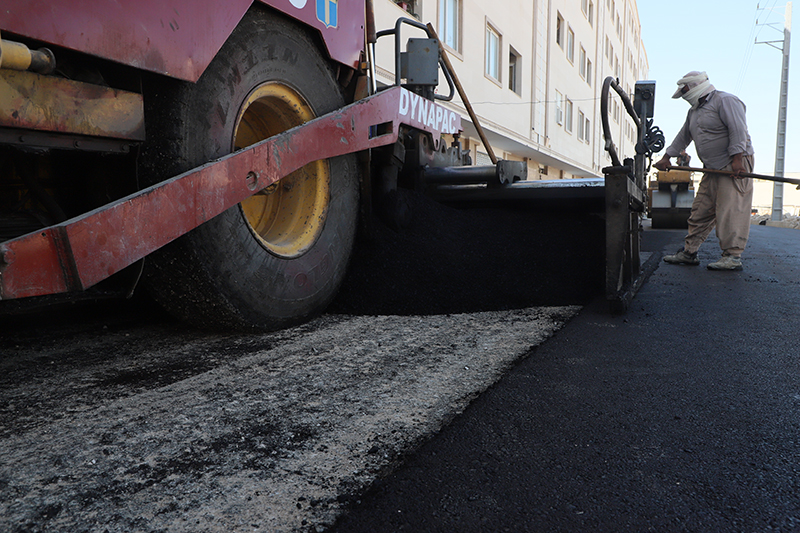 آغاز عملیات قیرپاشی و آسفالت خیابان‌های شهید علی‌اصغر پرنیان برای تسهیل تردد و ارتقای سیمای شهری لار