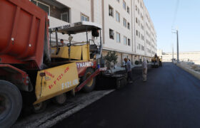 آغاز عملیات قیرپاشی و آسفالت خیابان‌های شهید علی‌اصغر پرنیان برای تسهیل تردد و ارتقای سیمای شهری لار