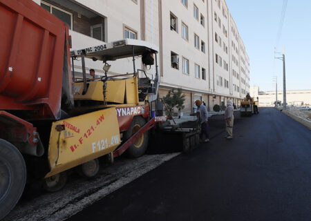 آغاز عملیات قیرپاشی و آسفالت خیابان‌های شهید علی‌اصغر پرنیان برای تسهیل تردد و ارتقای سیمای شهری لار