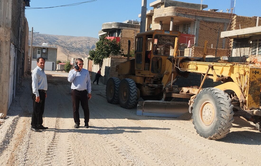 اجرای عملیات تسطیح و زیرسازی و جدول گذاری معابر در شهر خومه زار