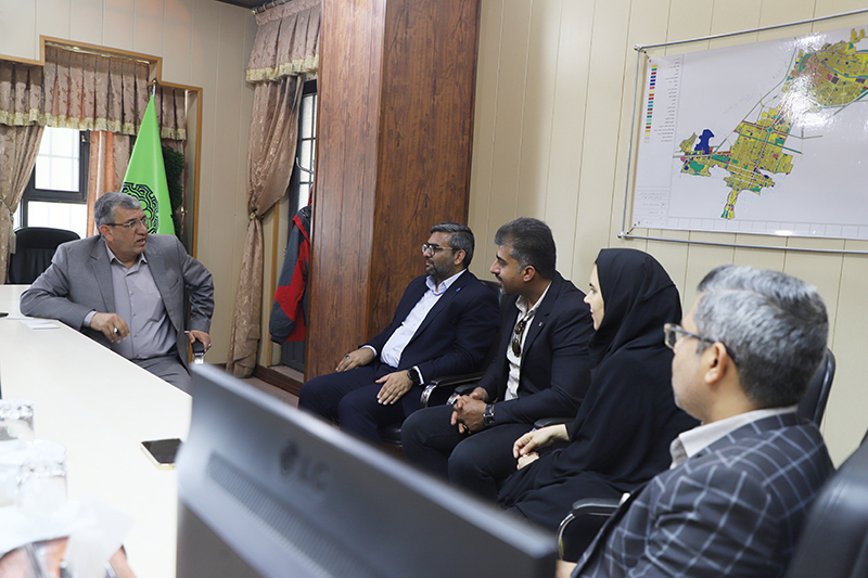 شهردار لار قول همکاری در فضاسازی محیط پیرامونی کتابخانه را داد