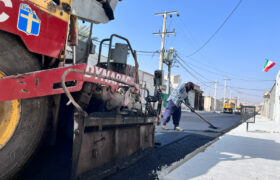 آسفالت خیابان ۱۷ پاسداران شهر لار در ادامه طرح بهسازی معابر شهری