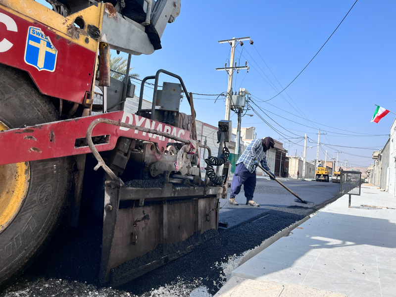 آسفالت خیابان ۱۷ پاسداران شهر لار در ادامه طرح بهسازی معابر شهری