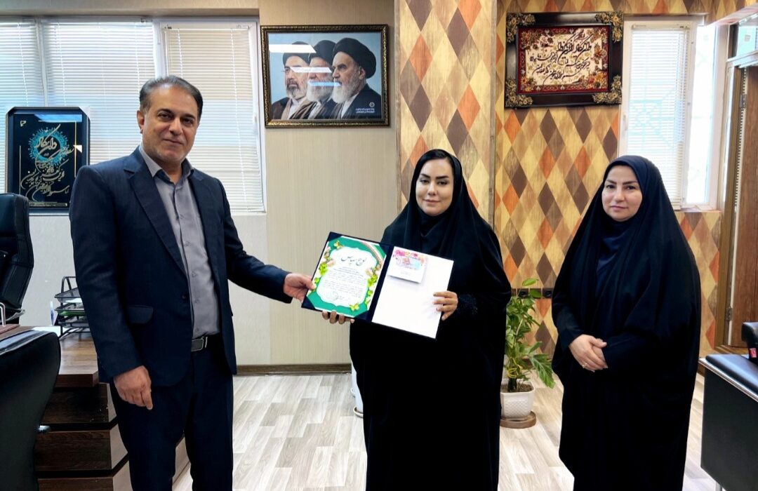تقدیر از مسئول روابط عمومی شهرداری لطیفی توسط علی اصغر علیپور شهردار